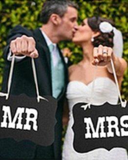Wess_Acc_mr_mrs_sign_holding_2