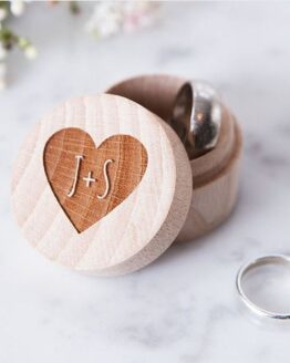 Wedd_Acc_52_ring_box_round_with_names_1