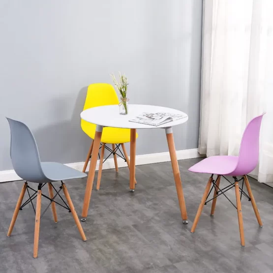 כיסא פלסטיק בעיצוב מודרני עם רגלי עץ